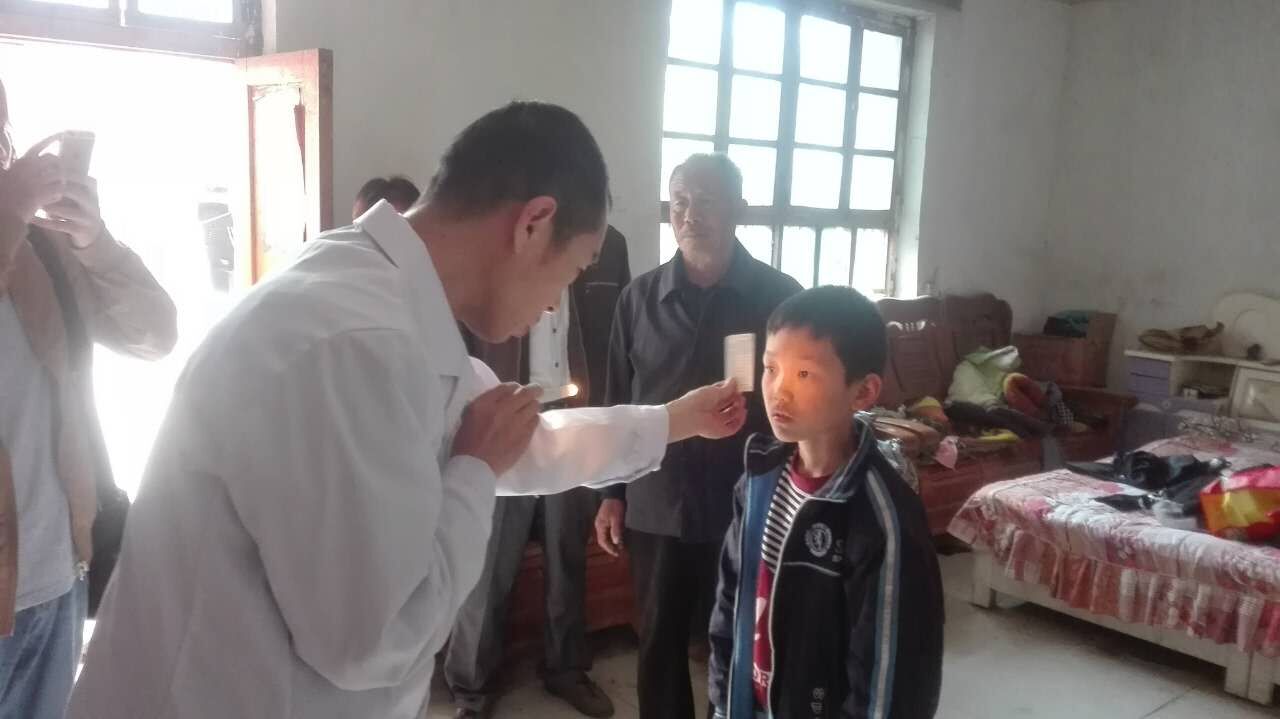 如果我能看清，就能有效牽住你的手