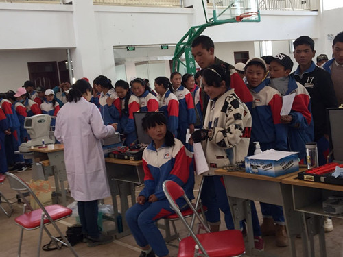 【明眸格?；ā客谙x草眼疾多 關愛索縣兒童義診進行時