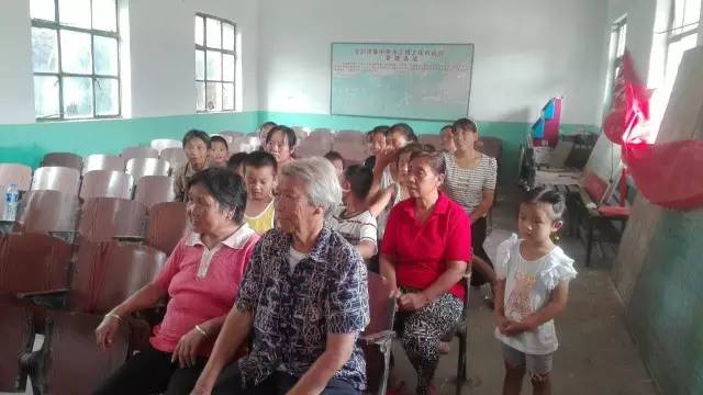 “紅色送光明”走進林州合間鎮貧困村上莊村