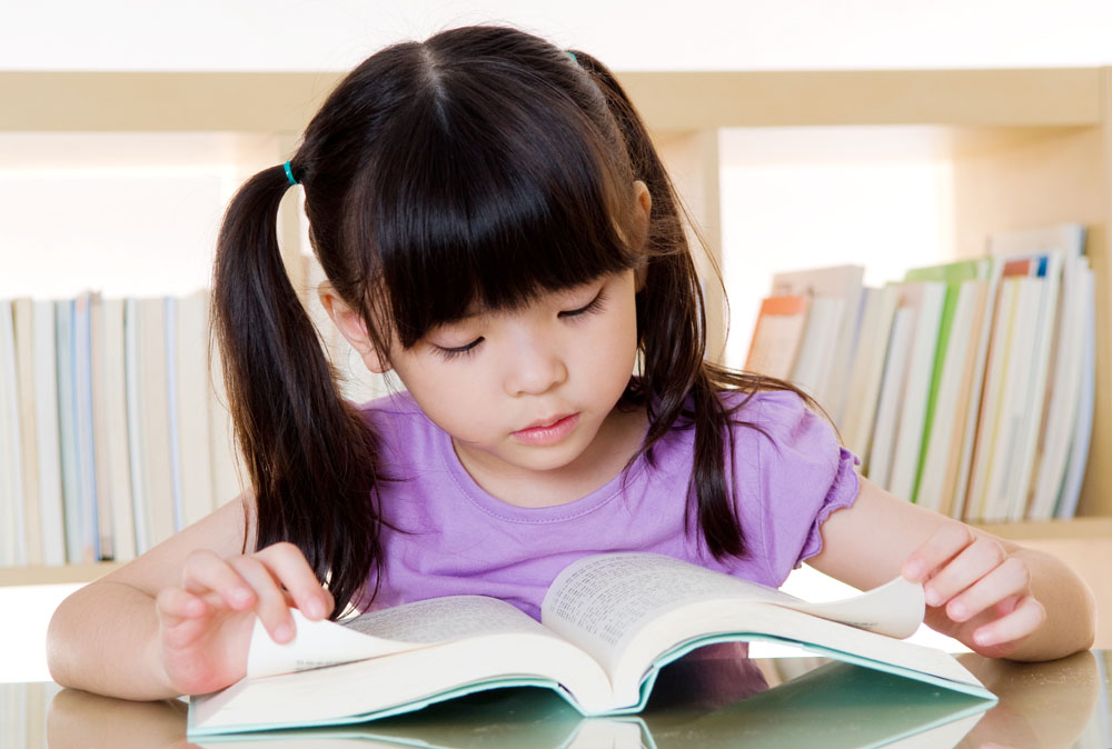 孩子看書離得近，這是近視嗎？