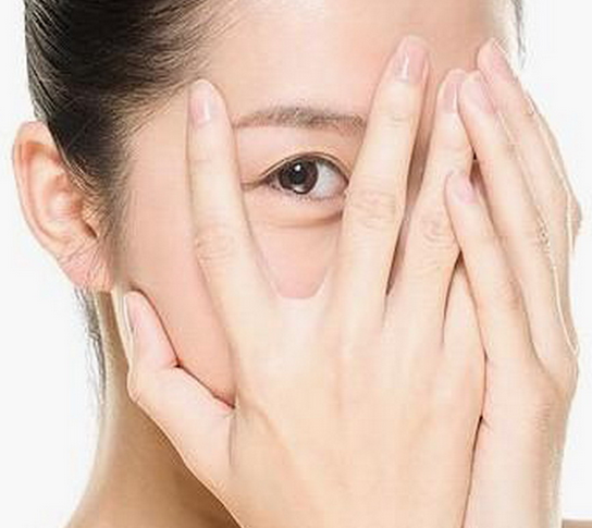 讀懂眼睛發出的4大信號，避免健康亮紅燈！