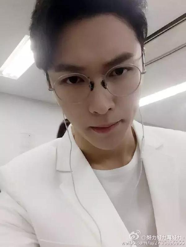 鹿晗李易峰楊洋張藝興，愛豆“眼鏡殺”誰更好看？