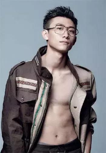 鹿晗李易峰楊洋張藝興，愛豆“眼鏡殺”誰更好看？