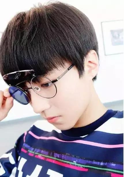 鹿晗李易峰楊洋張藝興，愛豆“眼鏡殺”誰更好看？