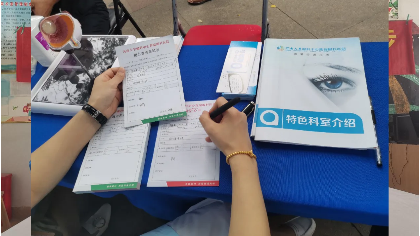 鄭州普瑞眼科醫院15年院慶，關愛老人眼健康公益活動