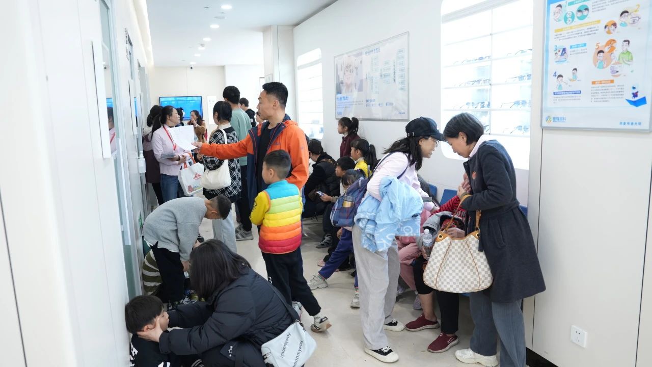 鄭州普瑞眼科眼科醫院鄭州市春化雨志愿互助中心公益活動