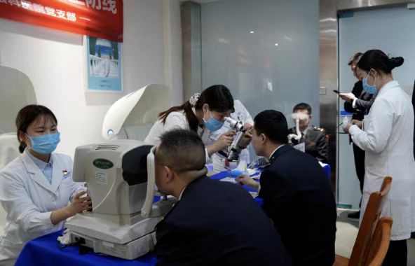 鄭州普瑞眼科醫院黨支部聯合鄭州機務段工會走進鄭州東站